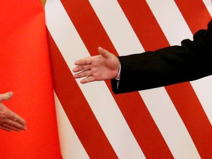 Donald Trump y Xi Jinping, a punto de darse la mano, el pasado 9 de noviembre en Pek&iacute;n (China).