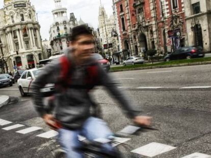 Un ciclista en el carril-bici de la calle de Alcal&aacute;. 