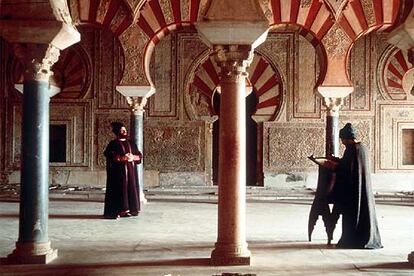 Una escena de la serie de televisión &#39;Al Andalus&#39;, de Canal +, en la mezquita de Córdoba.