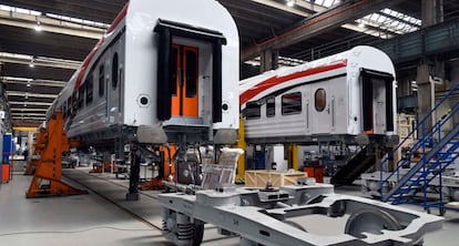 Interior de uno de los talleres del fabricante húngaro de trenes DJJ.