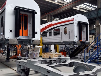 Interior de uno de los talleres del fabricante húngaro de trenes DJJ.