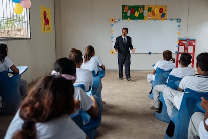 Alumnos toman su primera clase. 