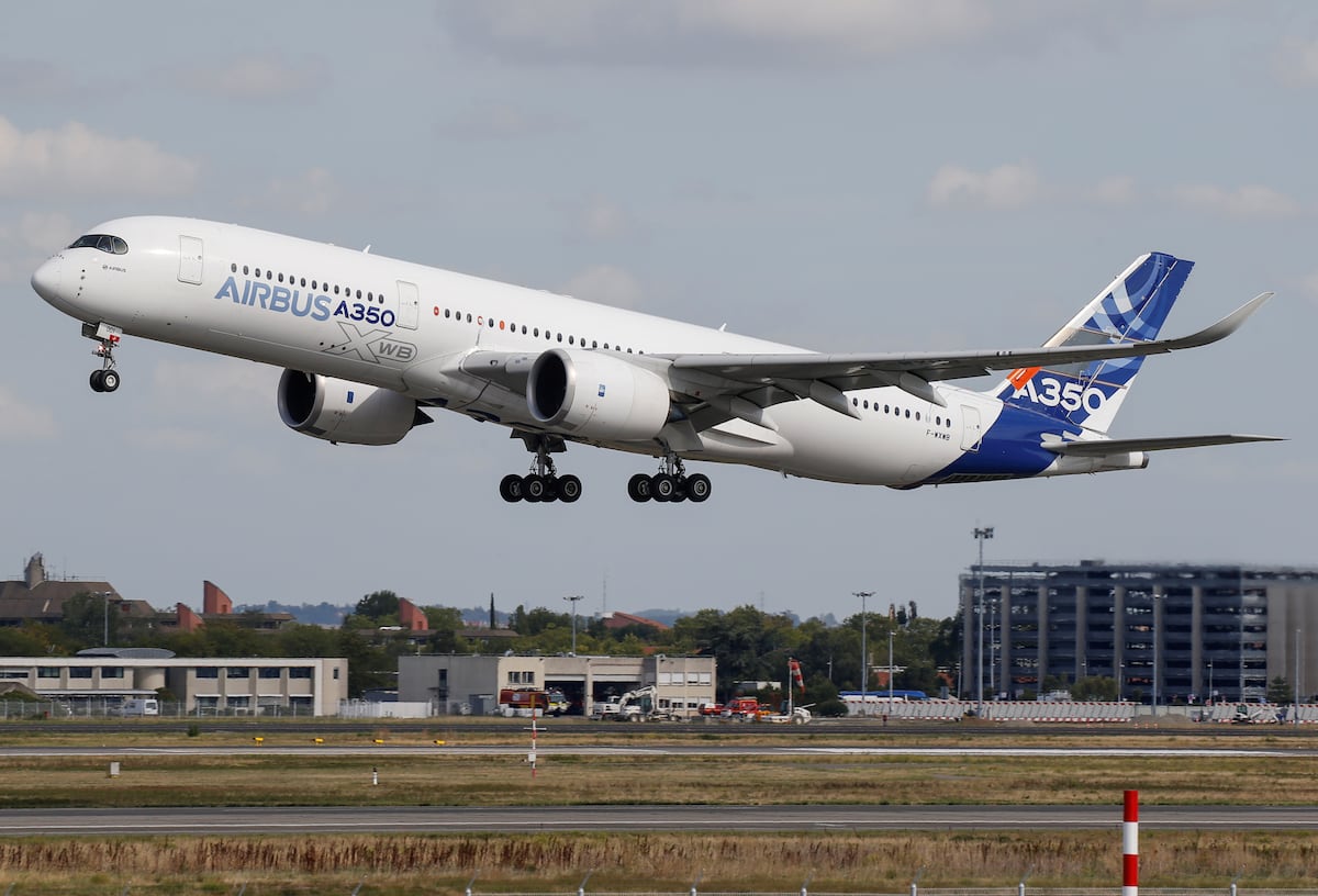 España pelea para evitar que un juez embargue los dividendos que cobra la SEPI de Airbus por los laudos de las renovables