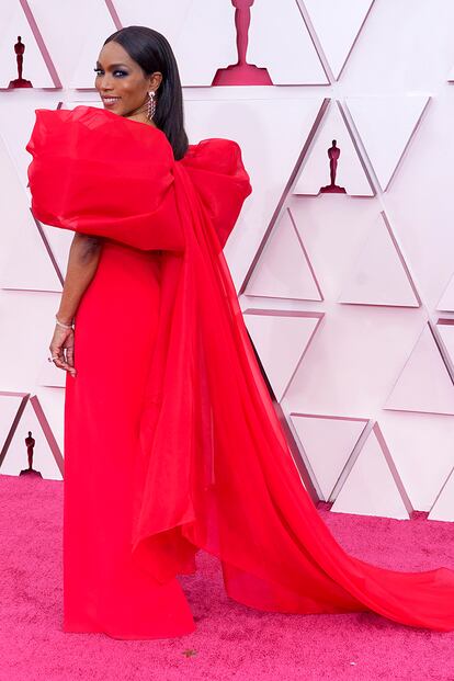 Angela Bassett eligió un teatral vestido rojo con una gran lazada en la espalda y cola, de la italiana Alberta Ferretti, y joyas de Chopard.