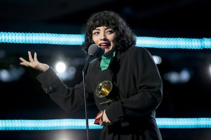 Mon Laferte, ganadora del premio al mejor álbum de música alternativa, dijo a EL PAÍS: "Yo puedo hablar por la gente que no puede hacerlo".