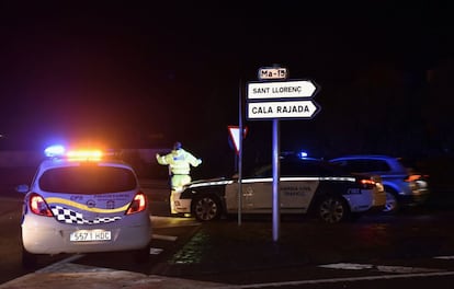 Miembros de la Guardia Civil y de la Policial Municipal controlan el tráfico en los alrededores de la localidad mallorquina de Sant Llorenç.
