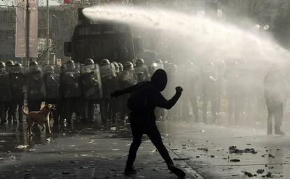 Un joven lanza piedras contra la policía durante la protesta en Santiago de Chile. Los estudiantes reclamaban mejoras en el sistema educativo público.