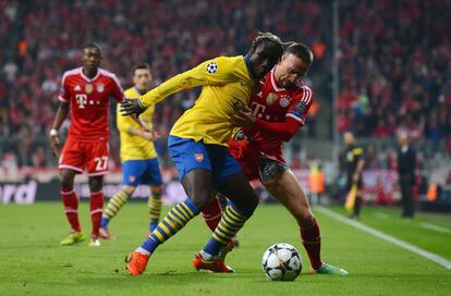 Sagna protegiendo el balón ante Ribéry durante el partido de vuelta de los octavos de final de la Champions entre el Bayern de Múnich y el Arsenal.