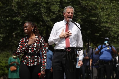 El alcalde De Blasio habla en un acto en memoria de Geoge Floyd en Brooklyn.