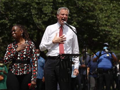 El alcalde De Blasio habla en un acto en memoria de Geoge Floyd en Brooklyn.