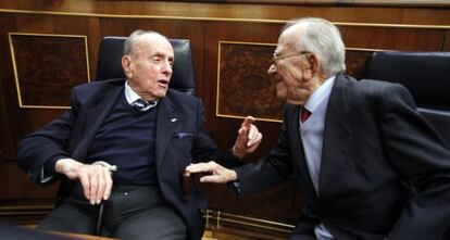 El senador del PP Manuel Fraga, y el entonces secretario general del PCE, Santiago Carrillo, en el aniversario del 23-F.