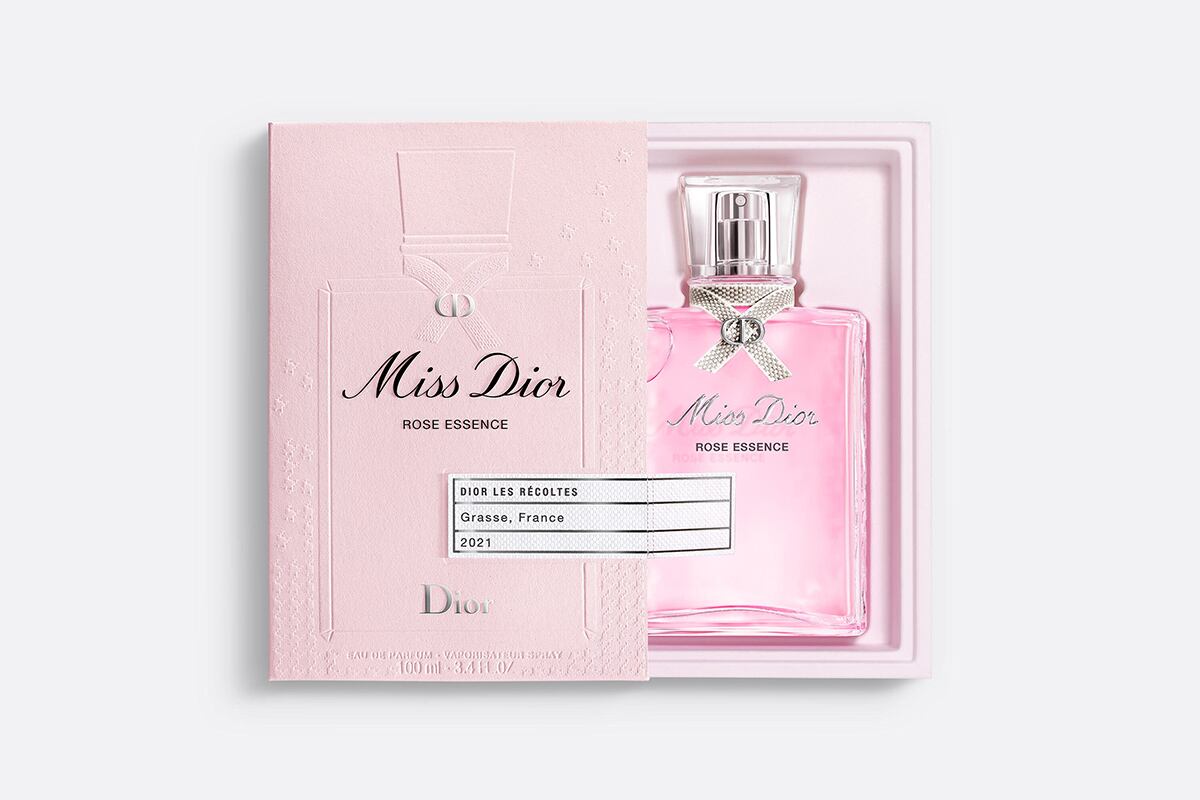 La edición limitada Miss Dior Rose Essence es una fragancia de añada, fruto de la destilación de toda la cosecha de rosas de mayo del Domaine de Manon de 2021. Los restos de esos pétalos se usan para hacer el papel reciclado del envase.