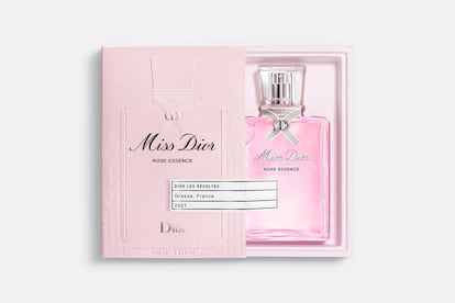 La edición limitada Miss Dior Rose Essence es una fragancia de añada, fruto de la destilación de toda la cosecha de rosas de mayo del Domaine de Manon de 2021. Los restos de esos pétalos se usan para hacer el papel reciclado del envase.