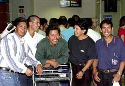 Familiares de los ecuatorianos expulsados el sábado en el aeropuerto de Barajas.