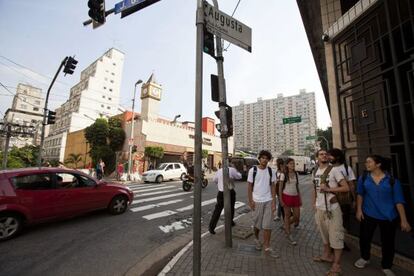 Un grupo de j&oacute;venes camina por la rua Augusta de S&atilde;o Paulo. 