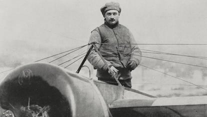 Roland Garros, fotografiado en 1913 en el aeroplano con el que cruzó el Mediterráneo.