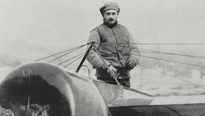 Roland Garros fotografado em 1913, no avião com o qual cruzou o Mediterrâneo.