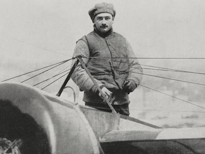 Roland Garros fotografado em 1913, no avião com o qual cruzou o Mediterrâneo.