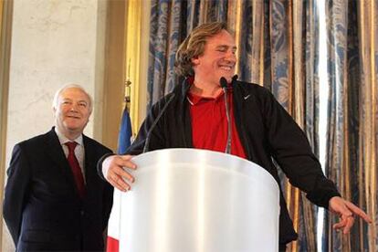 El actor francés Gérard Depardieu se dirige al público en presencia de Miguel Ángel Moratinos, ayer en París.