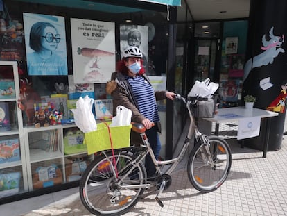 Elena Martínez, la librera de la tienda Serindipia en Tres Cantos, con la bicicleta con la que ha entregado entregar 1.297 libros durante el estado de alarma / L. F.