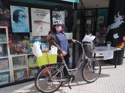 Elena Martínez, la librera de la tienda Serindipia en Tres Cantos, con la bicicleta con la que ha entregado entregar 1.297 libros durante el estado de alarma / L. F.