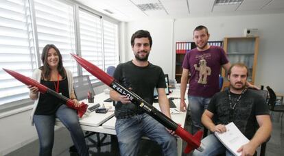 Ana Cortijo, Raúl Verdú, Raúl Torres y Eleazar González en su oficina del campus de la Universidad Miguel Hernández de Elche.
