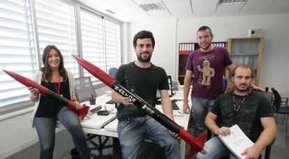 Ana Cortijo, Ra&uacute;l Verd&uacute;, Ra&uacute;l Torres y Eleazar Gonz&aacute;lez en su oficina del campus de la Universidad Miguel Hern&aacute;ndez de Elche. 