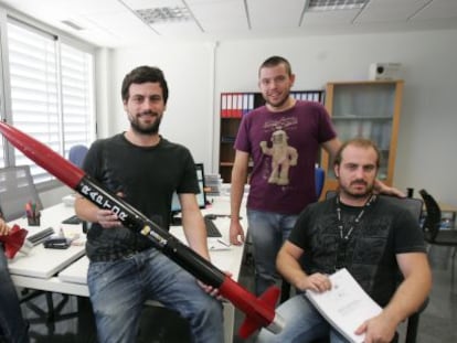 Ana Cortijo, Ra&uacute;l Verd&uacute;, Ra&uacute;l Torres y Eleazar Gonz&aacute;lez en su oficina del campus de la Universidad Miguel Hern&aacute;ndez de Elche. 