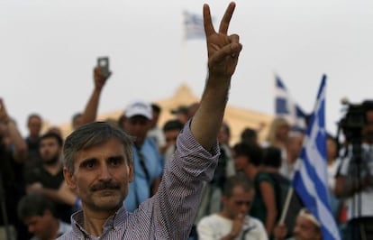 Un partidario del 'NO' celebra la negativa a la propuesta de los acreedores, este domingo en Atenas.