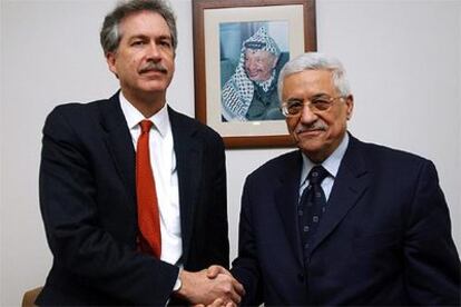 El presidente palestino, Mahmud Abbas, saluda al enviado especial de EE UU para Oriente Próximo, William Burns.