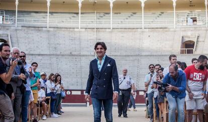 Diego Ventura, rodeado de aficionados en el ruedo de Las Ventas.