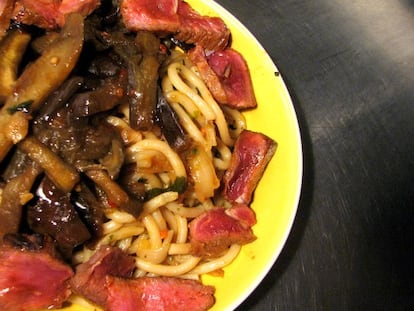 Udon con ternera y berenjenas estilo chino