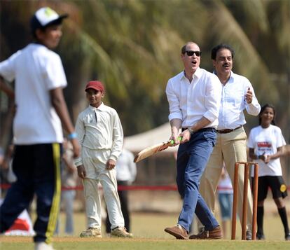 Guillermo mostró en Mumbai su habilidad con el cricket.