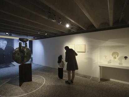 Sala sobre el procés creatiu de Miró a la Fundació Barrié de la Corunya, amb l'escultura 'Cap de dona' a l'esquerra.