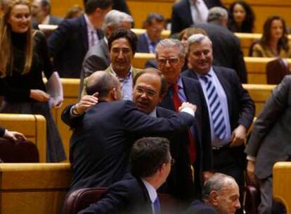 Daniel Sirera (de espaldas) recibe la felicitación del portavoz del PP en el Senado, Pío García-Escudero.