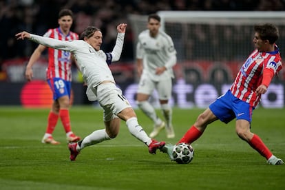 El madridista Luka Modric,disputa el balón ante Pablo Barrios del Atlético de Madrid.