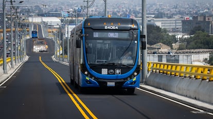 Una unidad de tropebús recorre la Línea 11 en Chalco, Estado de México, el 18 de mayo 2025.
