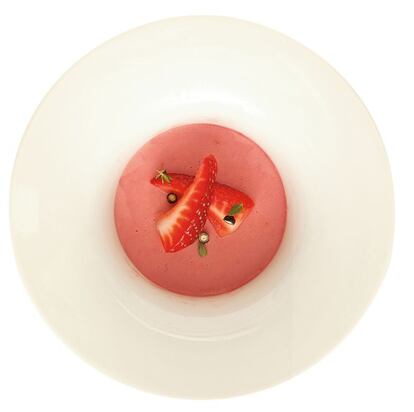 <p><b> Alternativa vegetariana</b> El secreto de una panna cotta perfecta es un paso modernista básico: pesar la gelatina. Con la cantidad que se propone en la receta se consigue la textura perfecta y cremosa. No resulta demasiado contundente. Si se quiere hacer una versión vegetariana de este postre, se debe sustituir la gelatina por 0,8 g de agar-agar en polvo o 0,65 de goma xantana. </p> <p><em>Ingredientes.</em>Para seis personas: 2 cucharadas de leche entera fría, 4,3 g de gelatina en polvo neutra (Knox o similar), 300 g de nata con 30% de materia grasa, 200 g de puré de fresa recién licuado, 75 g de azúcar, una pizca de sal, 6 fresas para decorar. </p> <p><em>Preparación.</em> 1. Esparcir la gelatina sobre la leche fría, dejando reposar unos 10 minutos para que se ablande. 2. Poner en un cazo en frío la nata, el azúcar, la sal y el puré de fresa, mezclando bien. 3. Añadir la leche y la gelatina y calentar a fuego medio hasta que se disuelva, removiendo a menudo para facilitar el proceso (funde a 37 grados). 4. Pasar por un colador fino para eliminar las semillas, dejar entibiar a temperatura ambiente y repartir en 6 cuencos. 5. Cubrirlos con film de cocina, refrigerar hasta que la panna cotta cuaje del todo, entre 6 y 8 horas, y decorar con las fresas enteras o troceadas.