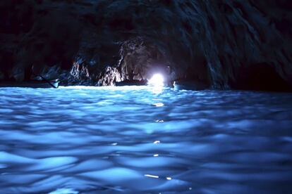 La escarpada costa de Capri está salpicada de más de una docena de cuevas marítimas, la mayoría de ellas accesibles y espectaculares. Pero la más famosa es la Grotta Azzurra, que ya era conocida en la Antigüedad, debido a su iridiscente luz de color azul. ¿Cuál es su secreto? La refracción de la luz del sol a través del agua, que se refleja en la deslumbrante arena blanca, explica la mágica iluminación de la gruta. Se puede visitar a bordo de una barca de madera a remos, guiada por un capitán que canta.
