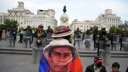 El rostro del expresidente Pedro Castillo cubre la espalda de una manifestante contra el Gobierno de Dina Boluarte, durante la Tercera Toma de Lima, el 19 de julio de 2023.
