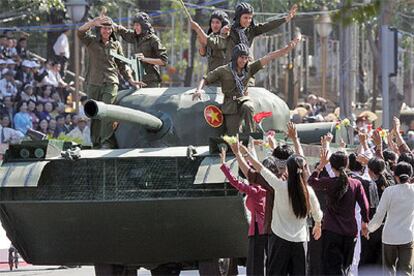 Soldados vietnamitas participan ayer en un desfile en Ciudad Ho Chi Minh para conmemorar la caída de Saigón.