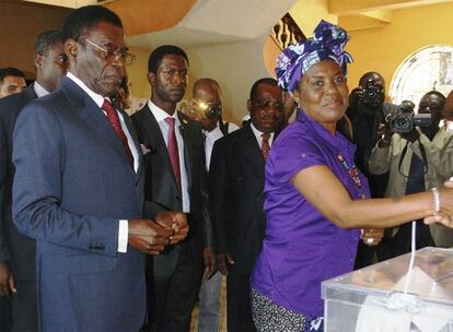 El presidente ecuatoguineano, Teodoro Obiang, junto a su mujer, antes de depositar su papeleta en las elecciones de hoy