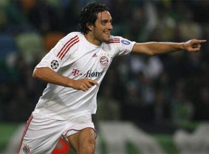 Luca Toni celebra uno de los goles del Bayern