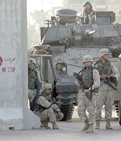 Varios soldados estadounidenses patrullan en las cercanías del hotel Al Rashid, en Bagdad.