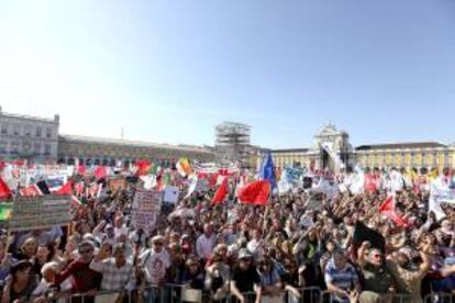 Manifestantes convocados por el CGTP, el sindicato mayoritario de Portugal, se reunen en la Plaza de Comercio de la capital lusa para protestar contra los últimos recortes del Gobierno, hoy sábado 29 de septiembre de 2012.