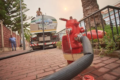 Un camión recoge agua para extinguir el incendio, el sábado, en La Victoria.