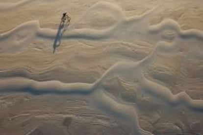 Un ciclista en los Lençóis Maranhenses.