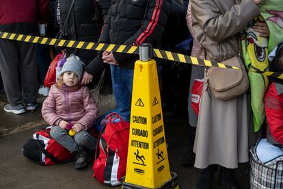 El 28% de las víctimas de trata en el mundo son niños; en el contexto de Ucrania, los expertos temían que los traficantes de seres humanos se aprovechasen del caos en las fronteras para engañar a mujeres y secuestrar a menores no acompañados. 