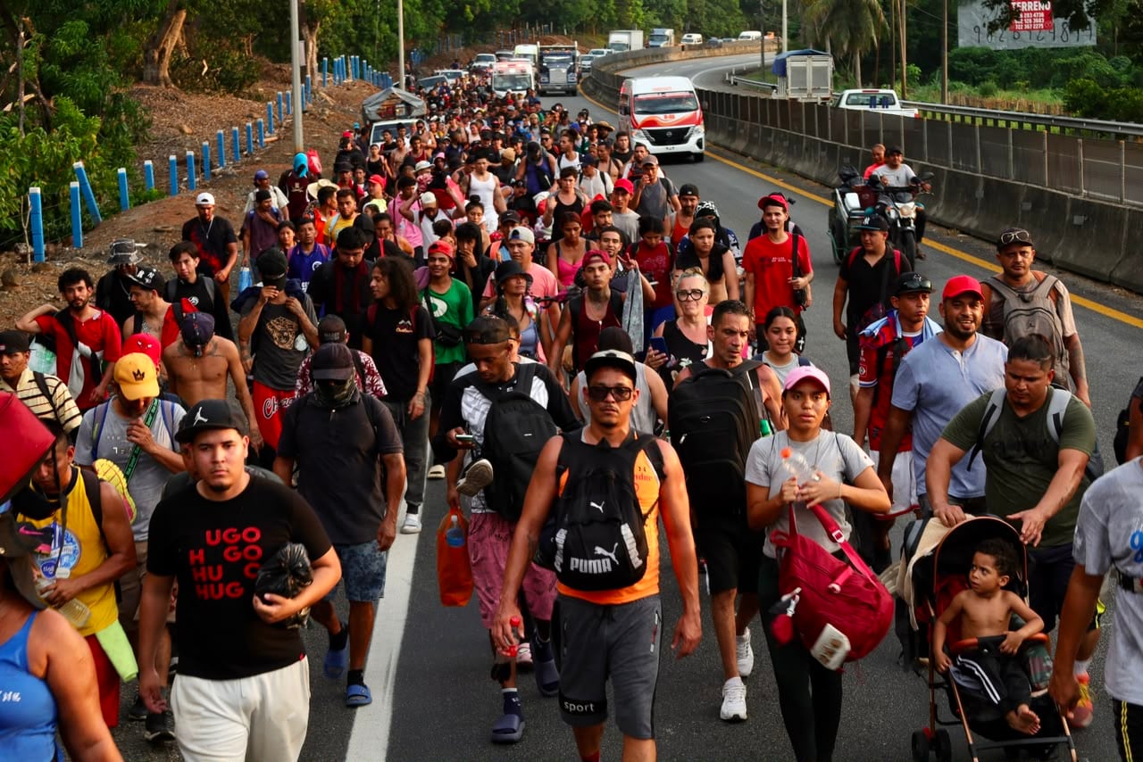 La caravana migrante, integrada deportados de Estados Unidos, avanza por el sur de Chiapas, este sábado.