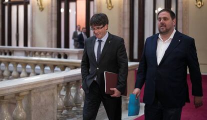 Carles Puigdemont junto a Oriol Junqueras en el Parlamento catalán.